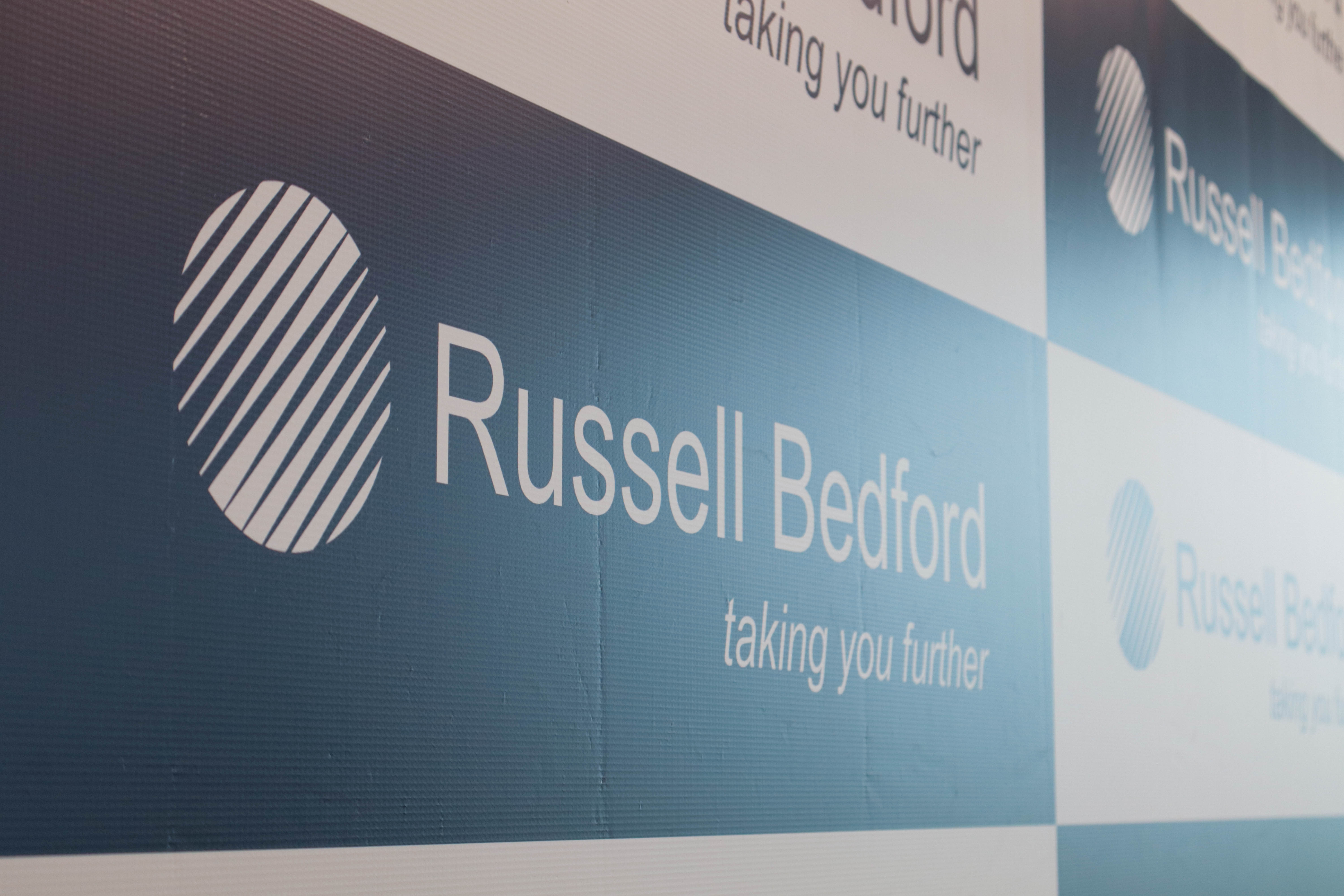 Como a Russell Bedford se destaca na atuação como Verificador Independente?